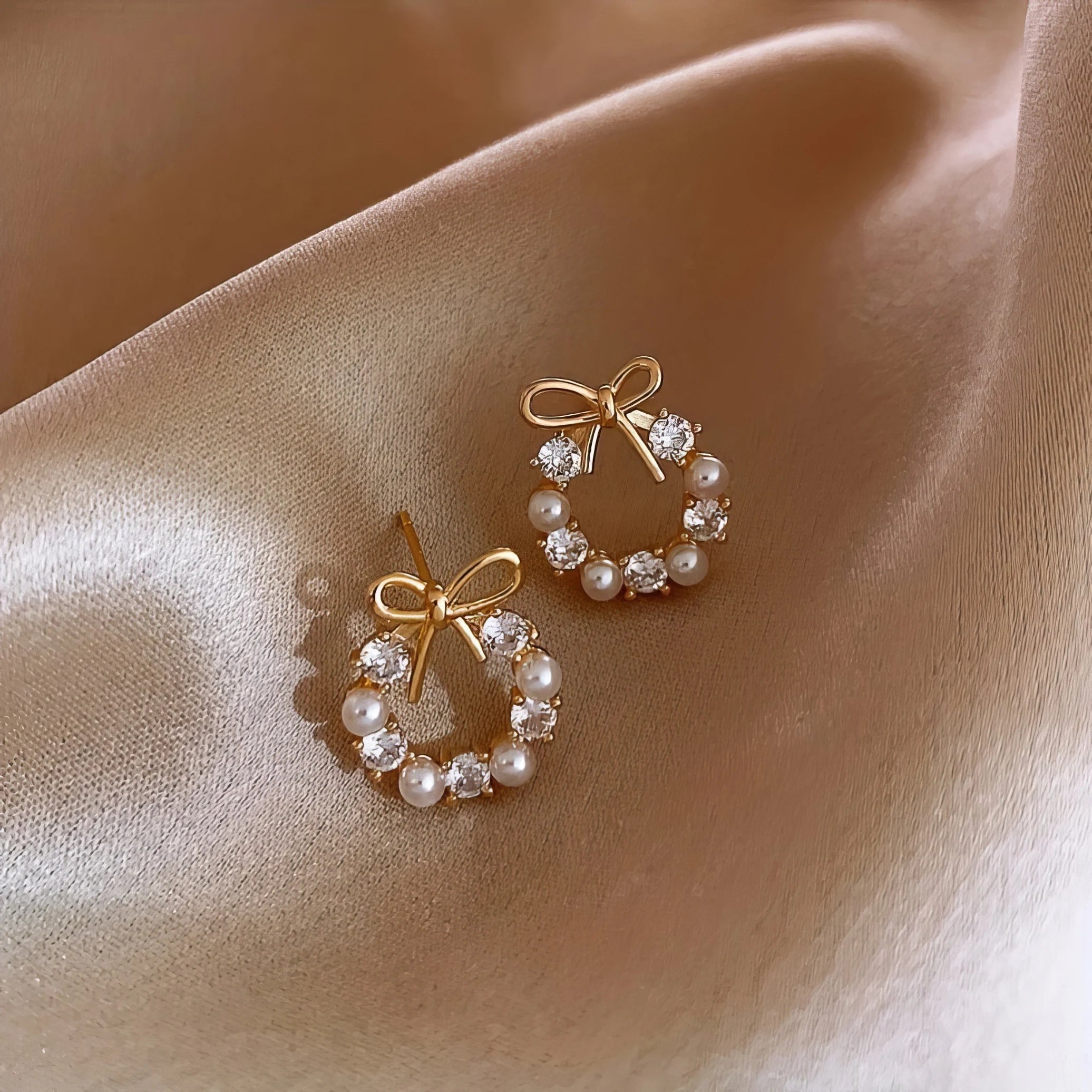 1/2 Pair of Christmas Pearl Earrings in Gold, Elegant Bow Earrings, Versatile and Exquisite Accessories, A Gift for Mom