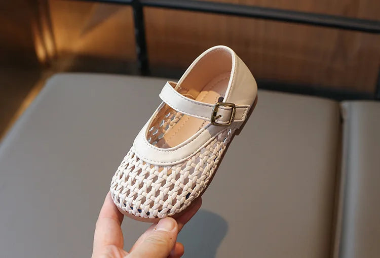 Kids Summer Breathable Woven Flats Shoes Hollow Out Princess Shoes Childrens Fashion Outdoor Sandals for Girls Daily Wear