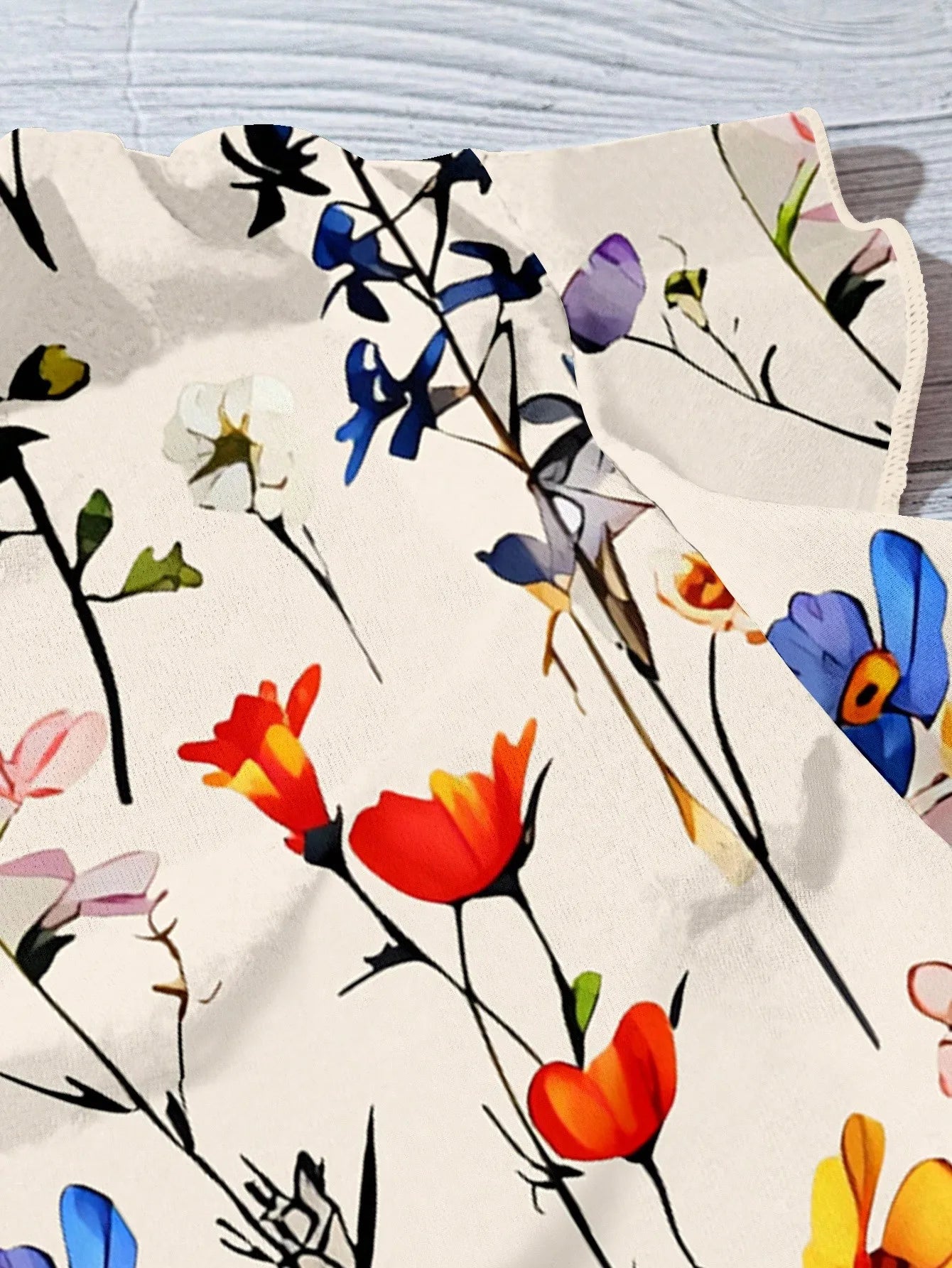 French romantic floral V-neck top with sleeveless fly edge design and colorful floral loose and versatile age reducing shirt for