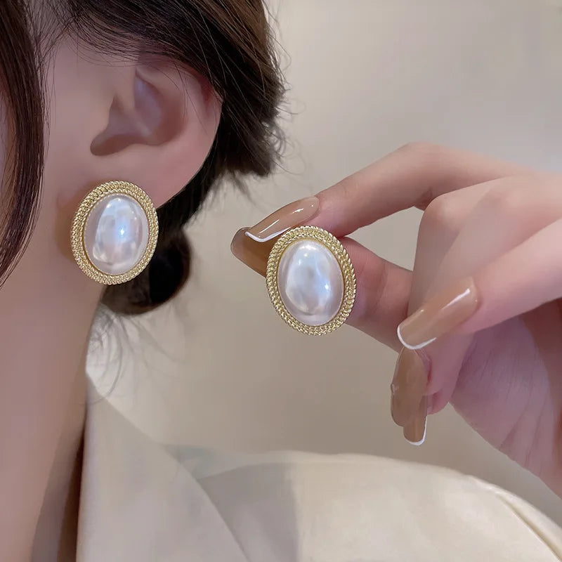 New Retro Gold Color Metal Line Black Oval Shaped Stud Earrings for Women Advanced Design Elegant Young Girls Party Jewelry